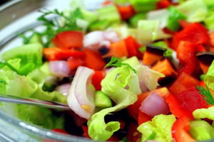 Свежие овощные салаты.