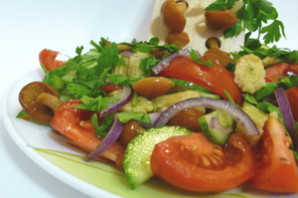 Салат овощной с грибами.