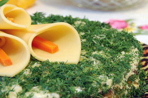 Слоеный грибной салат с овощами.