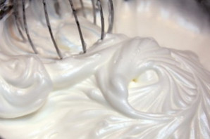 Белковый крем для украшения торта.